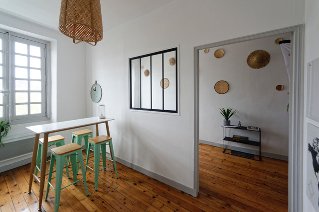 Espace détente Kawamundi avec tabourets verts